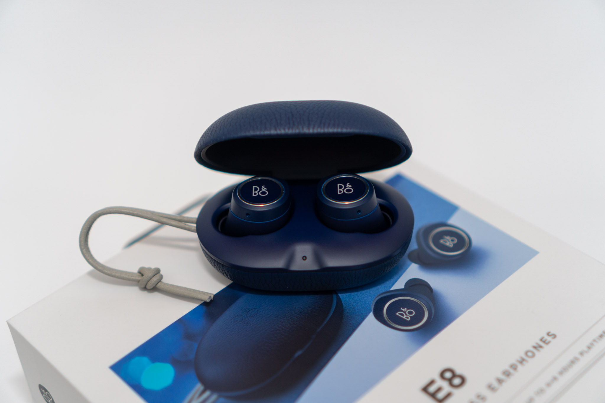 ワイヤレスイヤホン Beoplay E8 Late Night Blue B&O Play、「Beoplay E8」「BeoPlay A1」に限定色のLATE NIGHT